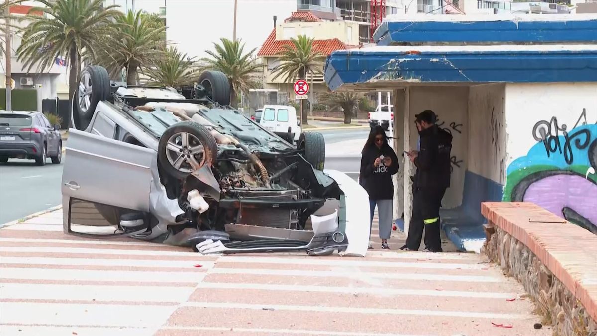 El auto que volcó este martes 24 de diciembre en la rambla de Malvín.