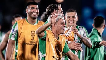 Racing celebra el triunfo ante Argentinos Juniors.