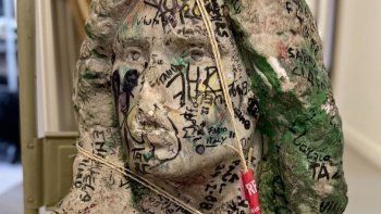 Francia: reapareció el busto de Jim Morrison que fue robado hace 37 años. Francia: reapareció el busto de Jim Morrison que fue robado hace 37 años.