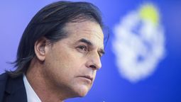 altText(Lacalle Pou felicitó a Santiago Peña por su victoria)}