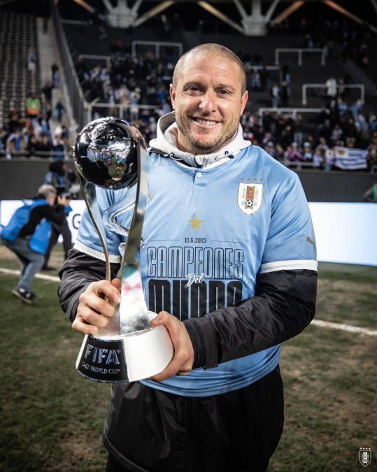 Juego Entrenador De Fútbol Uruguay Royal Universo Binario