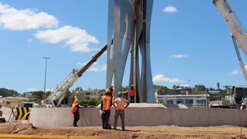 Obreros de la IDM durante el montaje de la escultura.