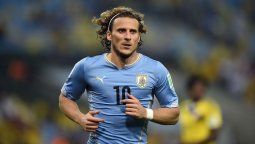 altText(Forlán celebró la reserva de Suárez y Cavani)}