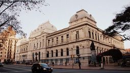 altText(Facultad de Derecho ocupada por funcionarios de la Universidad)}