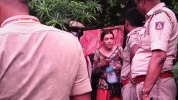 altText(India: La policía descubrió que una mujer rusa vivía en una cueva con sus dos hijas)}