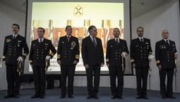 altText(Orsi condecoró a los nuevos contralmirantes de la Armada y visitó simulador)}