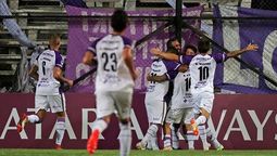 altText(Fénix le ganó a Deportivo Maldonado y puso el campeonato al rojo vivo)}