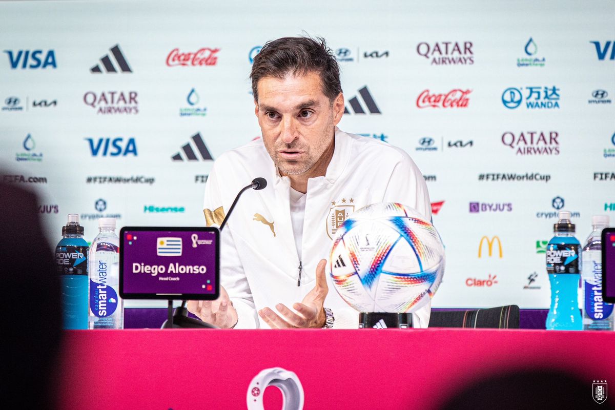 Diego Alonso dijo en conferencia de prensa que los futbolistas hablaron con el entrenador por las polémicas declaraciones luego de la derrota ante Portugal y que el tema quedó laudado.