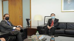 altText(Lacalle Pou intercambió con el embajador de China en Uruguay)}