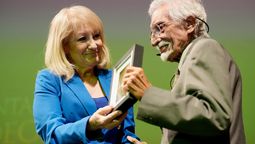 altText(Arana recibió la medalla de ciudadano ilustre de Montevideo)}