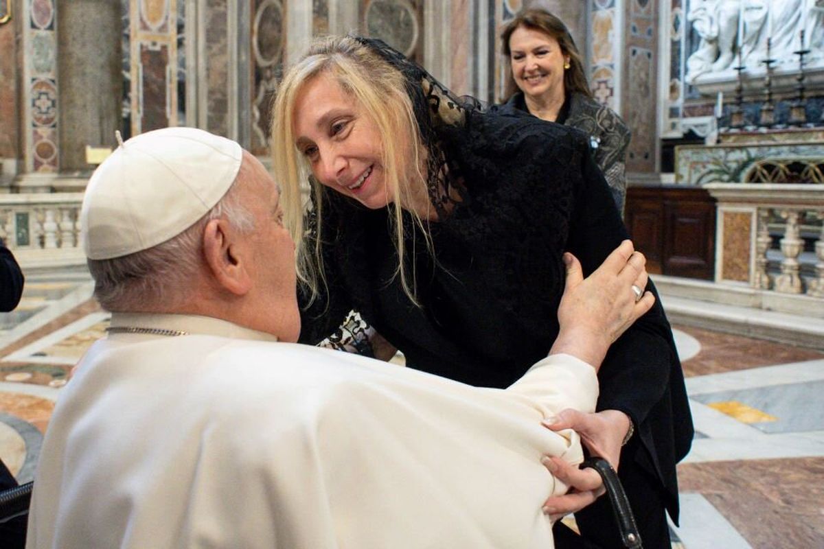Karina Milei con el Papa Francisco.