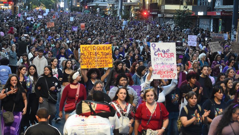Miles de  mujeres marcharon por 18 de Julio en el marco del 8M