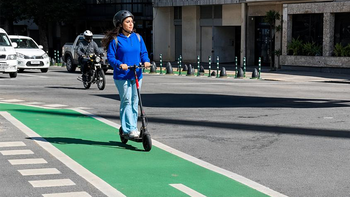 Informe advierte 634% de aumento de lesiones en conductores de monopatines y bicicletas en 5 años