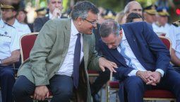 altText(González deseó éxitos al nuevo director de Convivencia)}