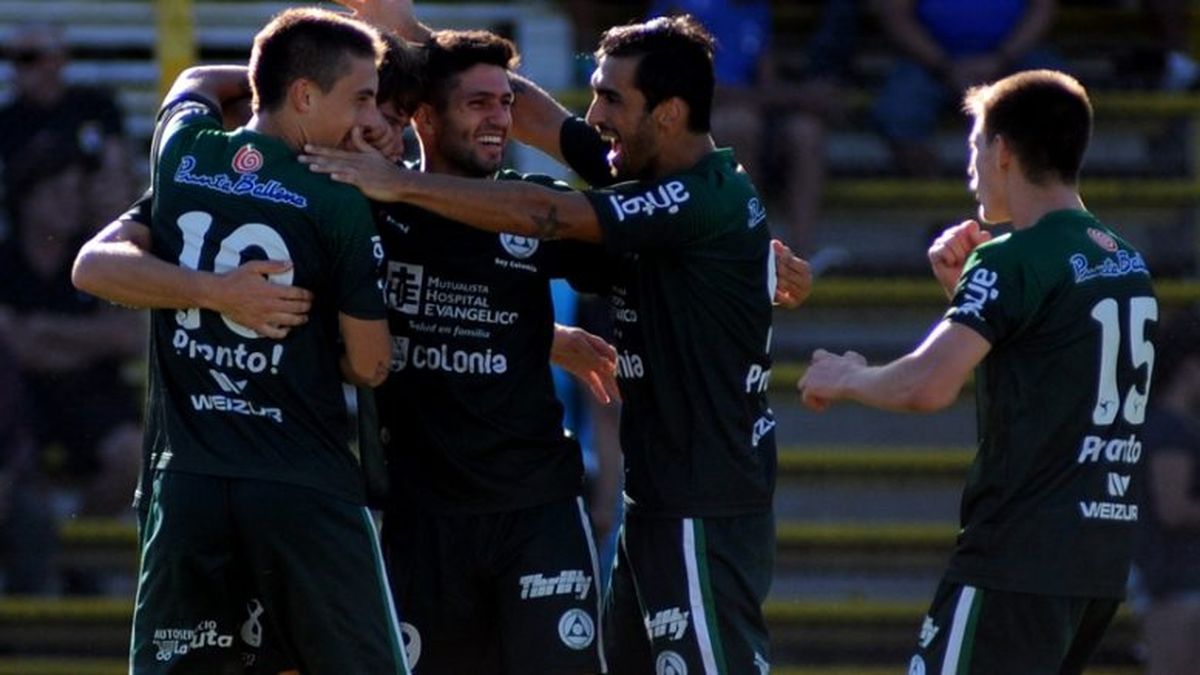 Liverpool ganó 3 a 0 y alcanzó a Peñarol en la Anual