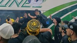 altText(Pegaron la foto de una gallina inflable en el ómnibus de Peñarol y tiraron gallinas en la sede)}