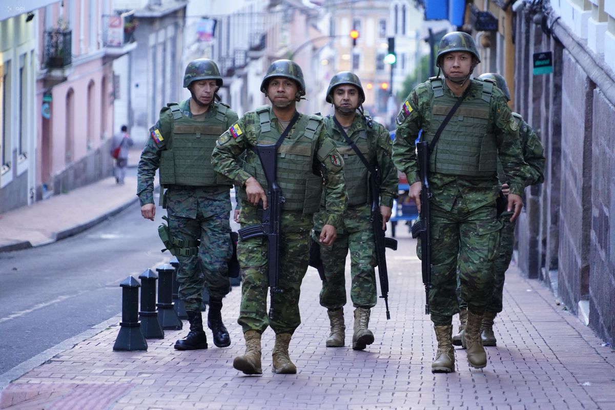 Denuncian abusos por presencia militar en las calles.