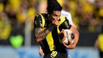 Peñarol comenzó conversaciones con Gremio para renovar el préstamo de Matías Arezo.