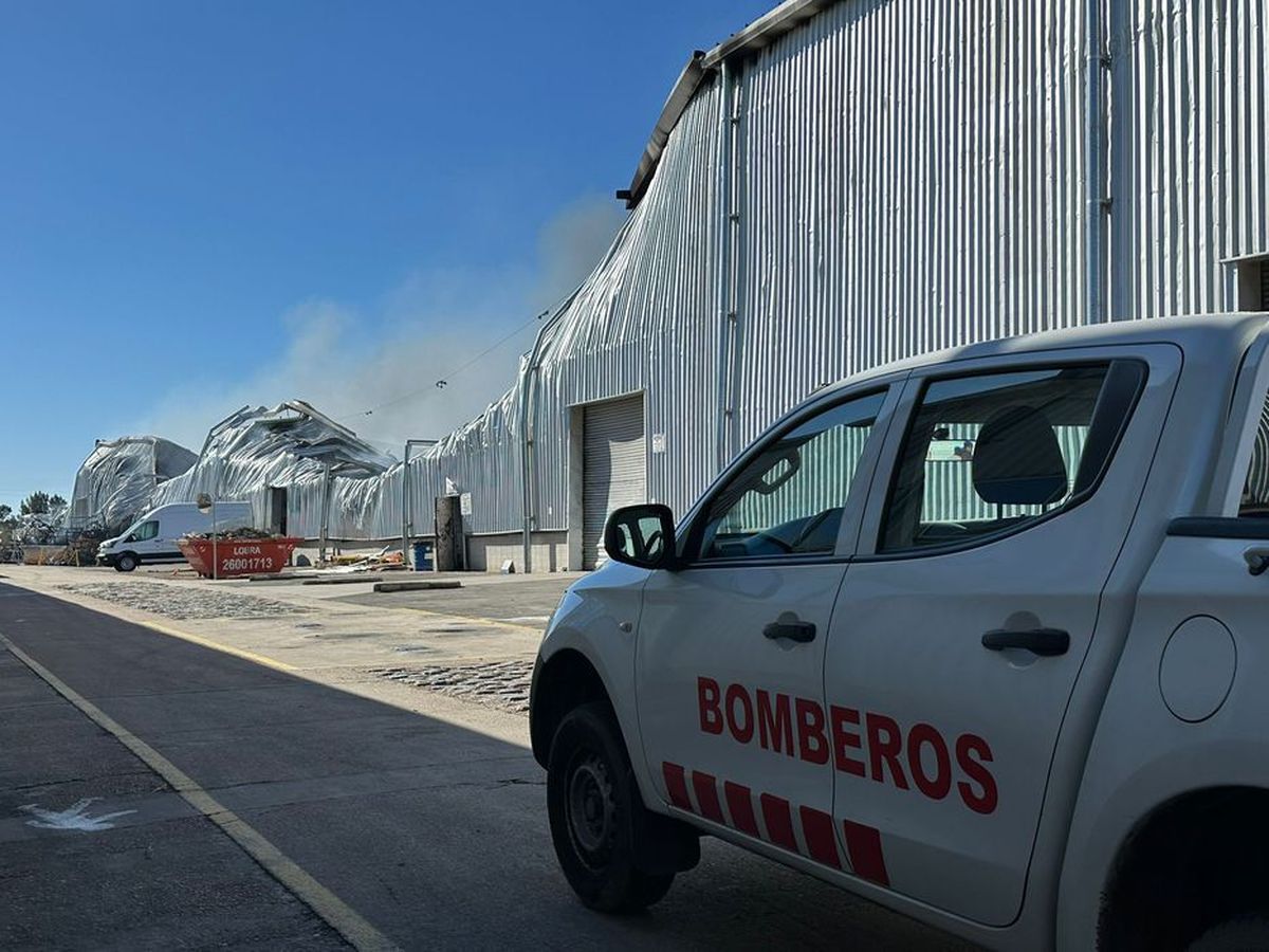 Bomberos trabajaron toda la mañana para apagar el fuego.