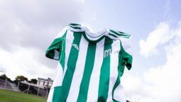 altText(Racing presentó su nueva camiseta Adidas que vuelve al fútbol uruguayo tras 30 años)}