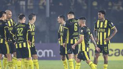 altText(Triste final: Peñarol terminó último, hubo piñas y los hinchas quisieron entrar al vestuario)}