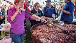 altText(Paella solidaria: Fernando Pereira y Carolina Cosse cocinaron para los frenteamplistas)}
