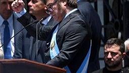altText(Milei prendió la motosierra y suprimió seis ministerios)}