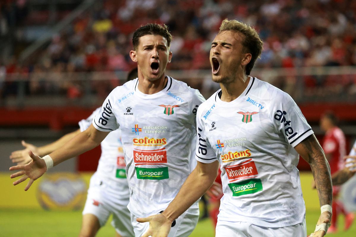 Agustín Anello celebra su gol y la clasificación de Boston River.