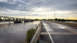 altText(Temen por rápida crecida del río Santa Lucía: más evacuados y riesgo estructural de puentes)}