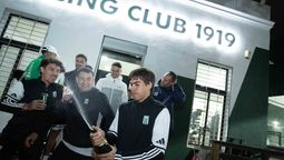 altText(Histórica consagración de Racing: campeones en la ruta y festejo hasta la madrugada con sus hinchas)}