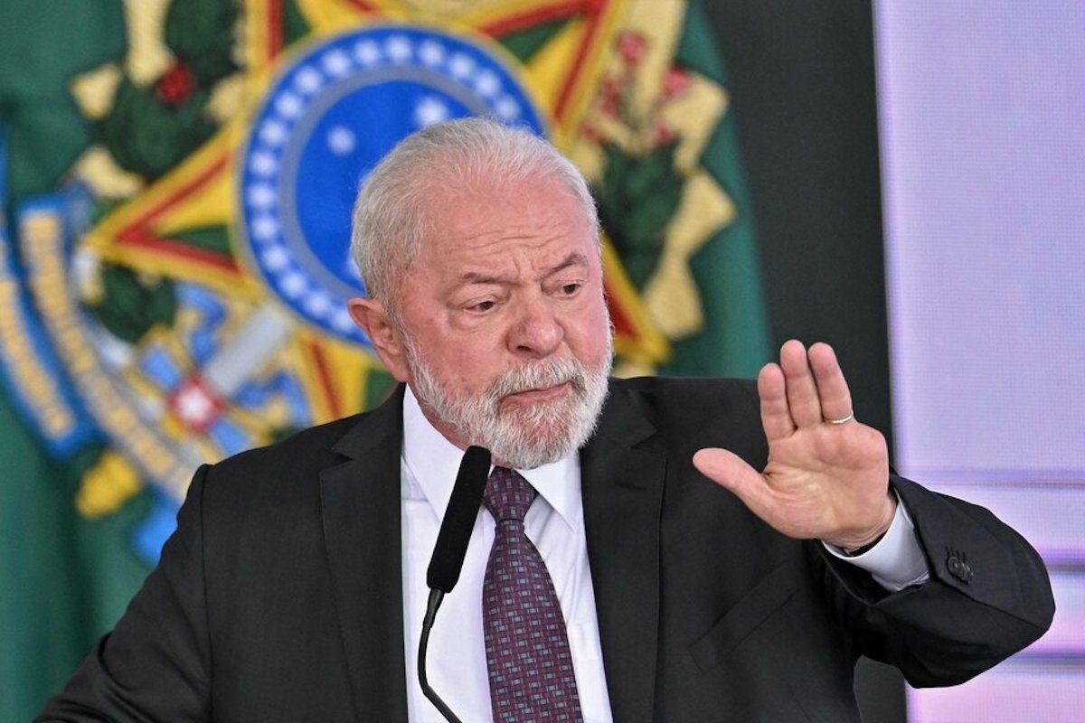 Lula corta poder a los militares.