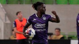 altText(Peñarol y dos pasos en falso: Ake Loba en duda y Maxi muy difícil)}