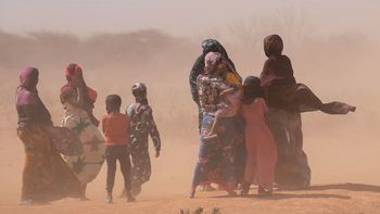 Mujeres y niños en medio de una tormenta de arena de polvo en la región Somali de Etiopía.