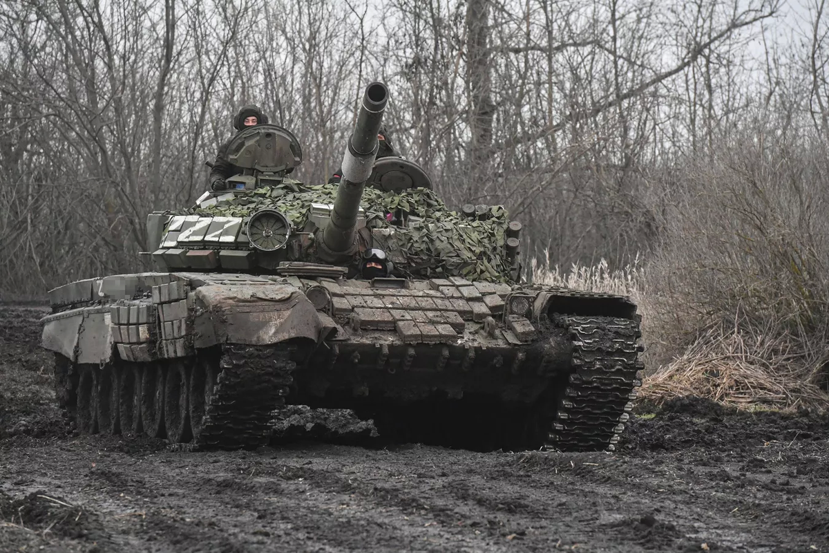 Tanques rusos conrinúan las operaciones militares en la región de Jarkóv.