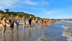 altText(Cadenas humanas en la costa defendieron el mar uruguayo de las empresas petroleras)}