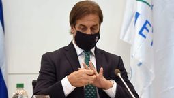 altText(Lacalle anunció que se evalúa el regreso del público al fútbol)}
