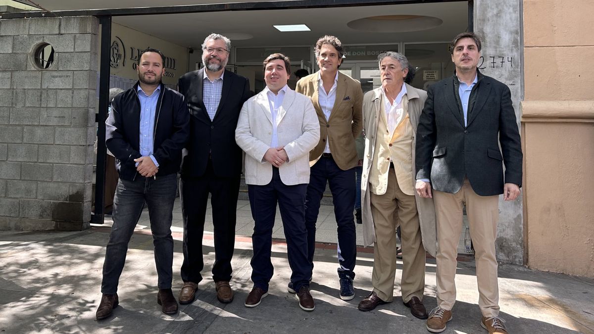 Pablo Viana con dirigentes de VOX en Buenos Aires.