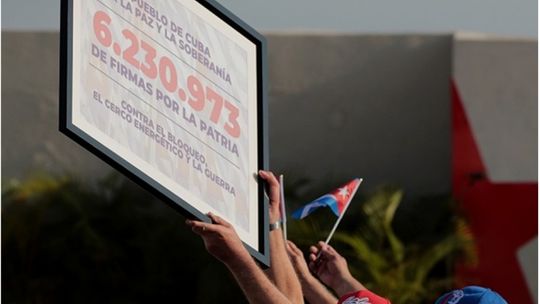 Cubanos firmaron por la paz y contra el bloqueo.