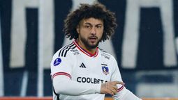 altText(Peñarol: tres zagueros en la puerta de entrada)}