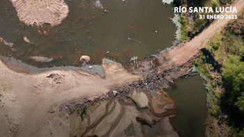 Terraplén sobre el Santa Lucía denunciado por Orsi.