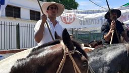 altText(Marcha a caballo en  homenaje a Tabaré Vázquez)}