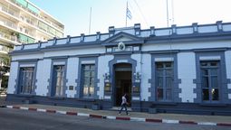 altText(Funcionaria policial desvió $4 millones de pesos a su cuenta)}