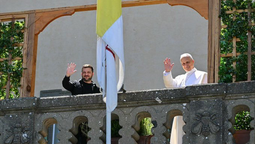 altText(Papa León XIV invitó a Rusia y Ucrania a negociar la paz en el Vaticano)}