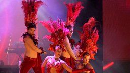 altText(Madame Gótica se ilusiona; Falta y Resto llenó de amor y murga el Teatro de Verano)}