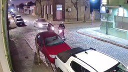 altText(Insólito: móvil policial embistió a dos motos también de la Policía en un operativo)}