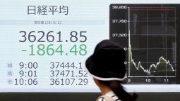 altText(Tiemblan los mercados mundiales: índice bursátil japonés sufre su peor caída desde 1987)}