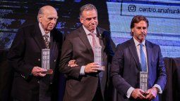 altText(Orsi recibió el premio Ana Frank acompañado de Lacalle Pou y Sanguinetti)}