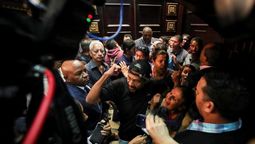 altText(Trabajadores de Asamblea Nacional en Caracas reclaman el desacato a diputados)}