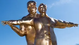 King of the World (rey del mundo) obra del colectivo The Secret Handshake. Trump-Epstein.&nbsp;