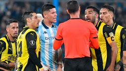 altText(Con un penal inexistente, Peñarol cayó ante Racing y se quedó con las manos vacías)}
